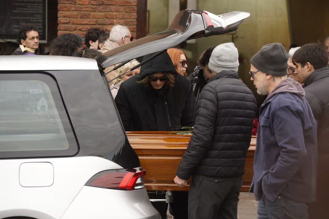 El doloroso último adiós a Ernestina Pais en el Cementerio de la Chacarita El doloroso último adiós a Ernestina Pais en el Cementerio de la Chacarita