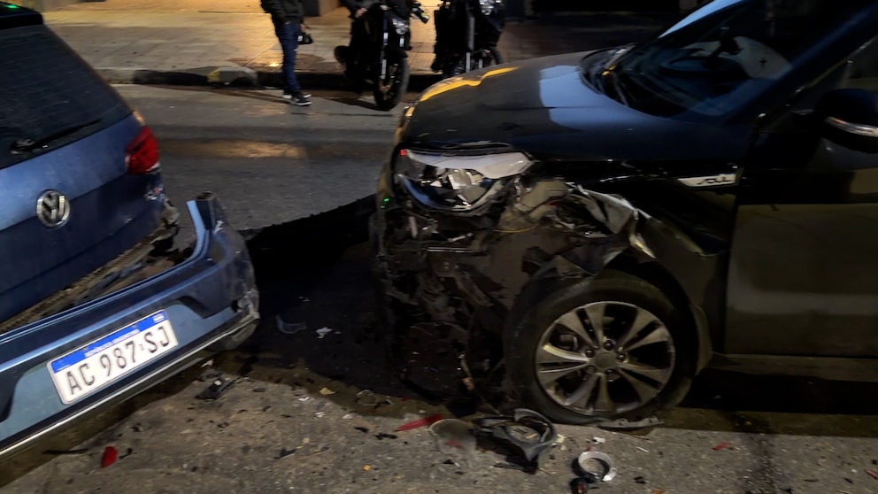 Perdió el control y chocó contra un auto estacionado en Liniers: hay un herido Perdió el control y chocó contra un auto estacionado en Liniers: hay un herido