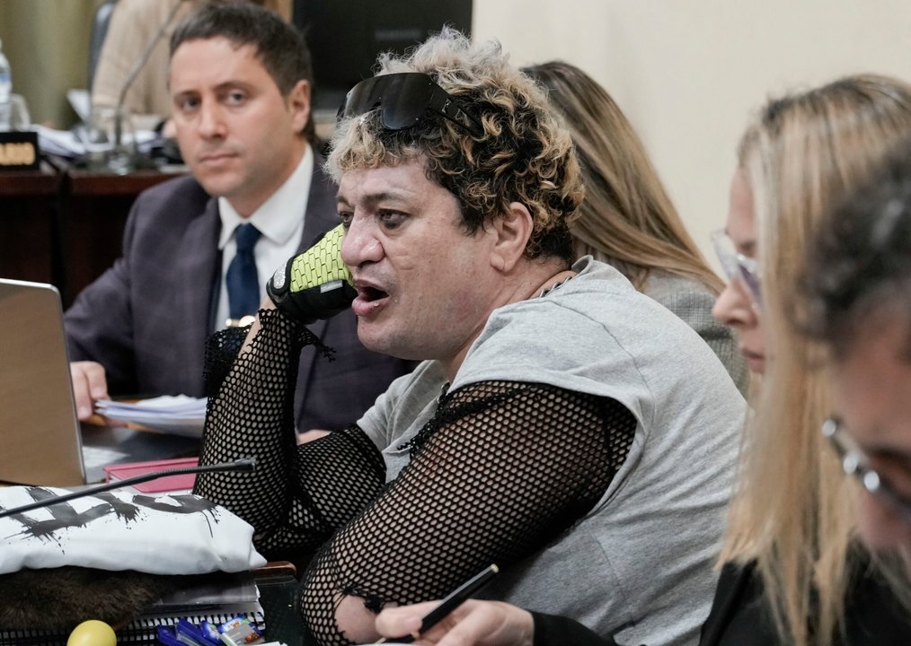 Juicio a Pity Álvarez: el tribunal rechazó anular la pericia psiquiátrica y siguen los testigos Un hombre con anteojos de sol en la cabeza habla durante una audiencia en una sala de tribunal
