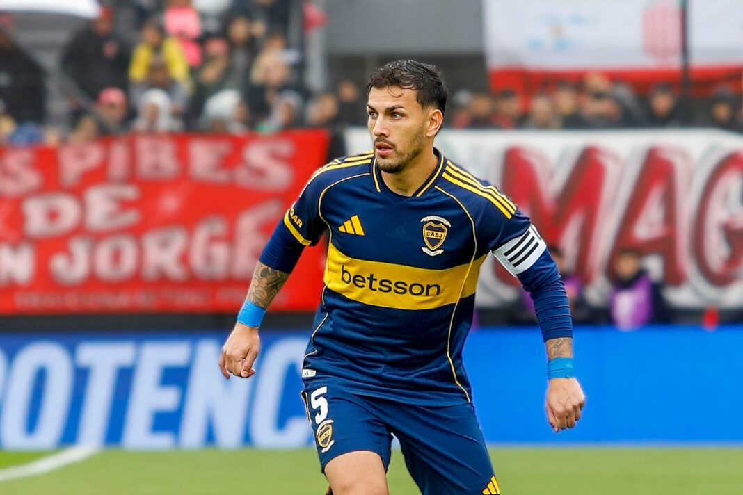 Paredes acelera su recuperación y Boca se ilusiona con tenerlo en el Maracaná Leandro Paredes conduce la pelota con la camiseta de Boca y la cinta de capitán