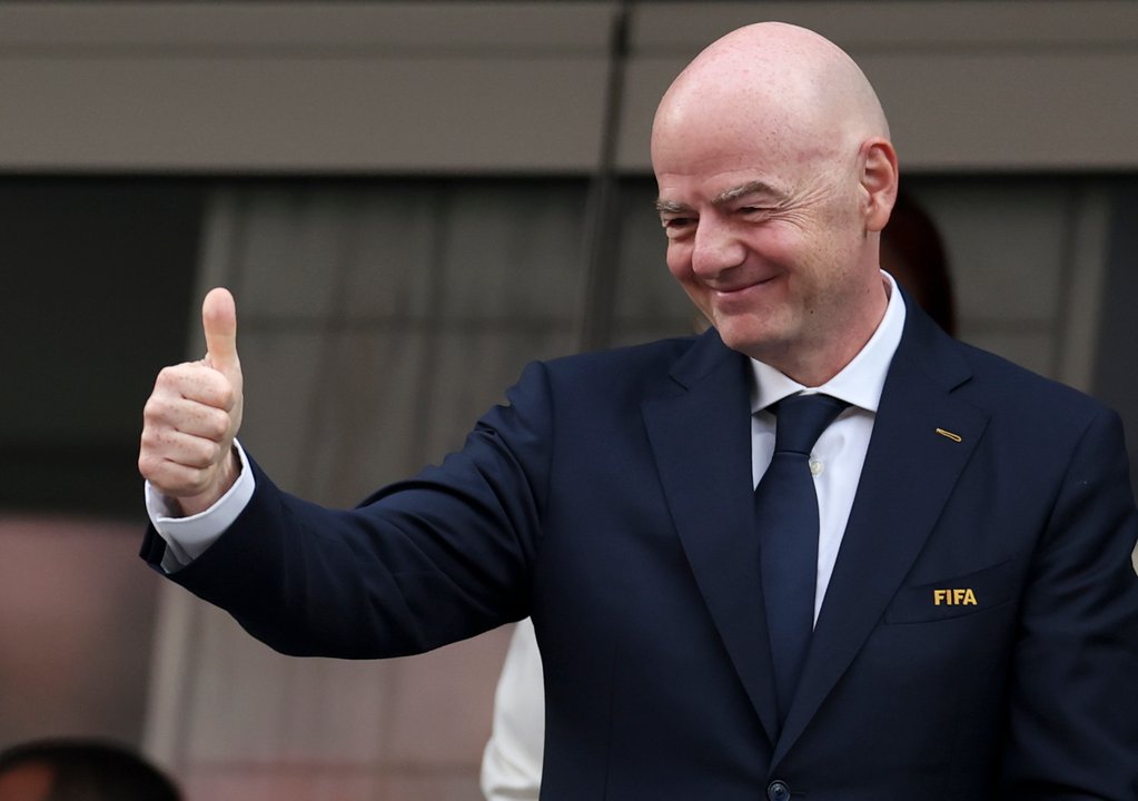 Gianni Infantino, presidente de la FIFA, sonríe y levanta el pulgar