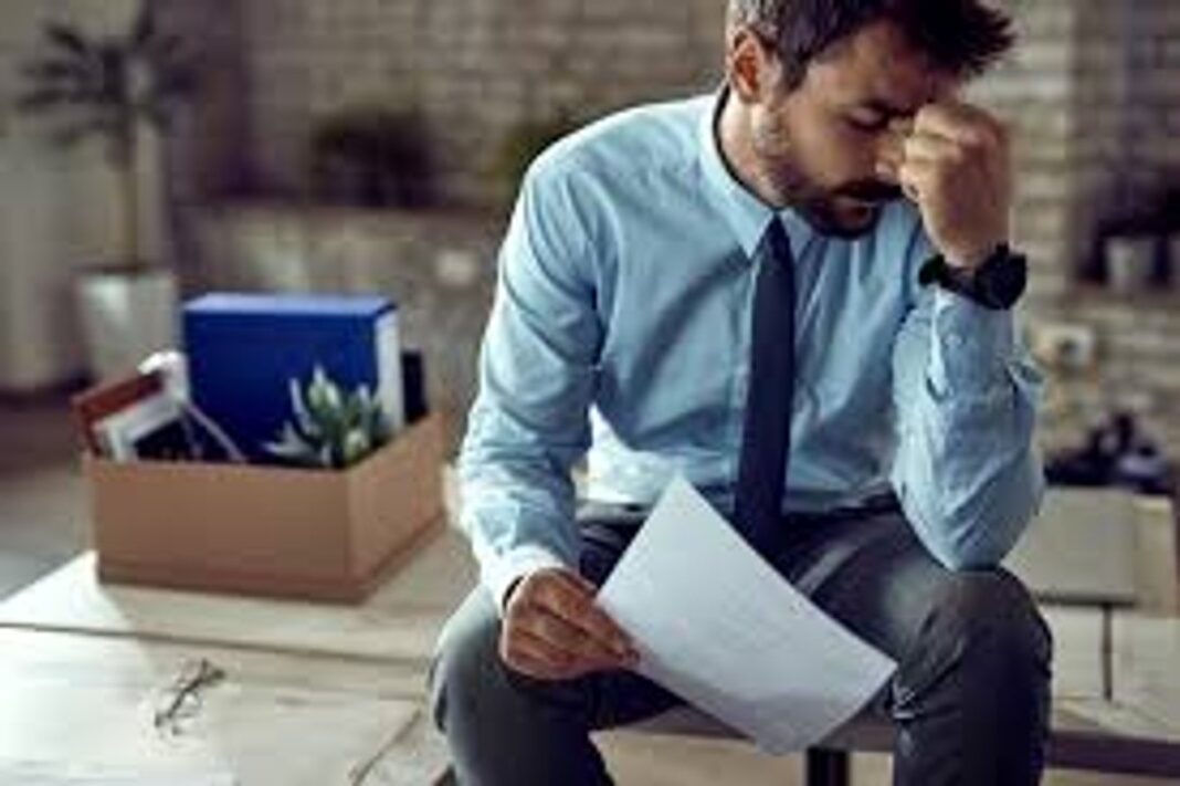 Seguro de desempleo: las altas suben 29,4% y el haber promedio queda muy atrás de la inflación Un hombre de camisa y corbata se toma la cabeza mientras lee una carta, junto a una caja con sus pertenencias
