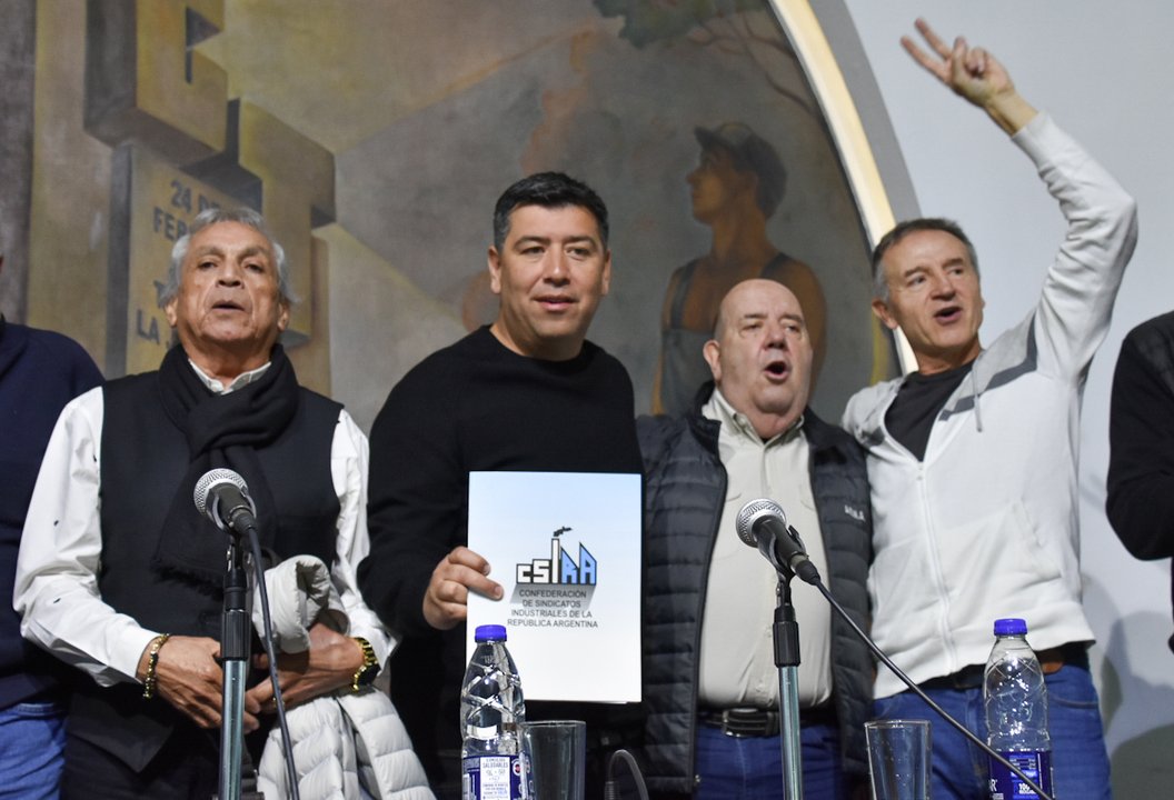 La CGT vuelve a la calle contra el “modelo de persianas bajas” de Milei y Caputo Dirigentes sindicales en una conferencia de prensa, uno de ellos con el brazo en alto