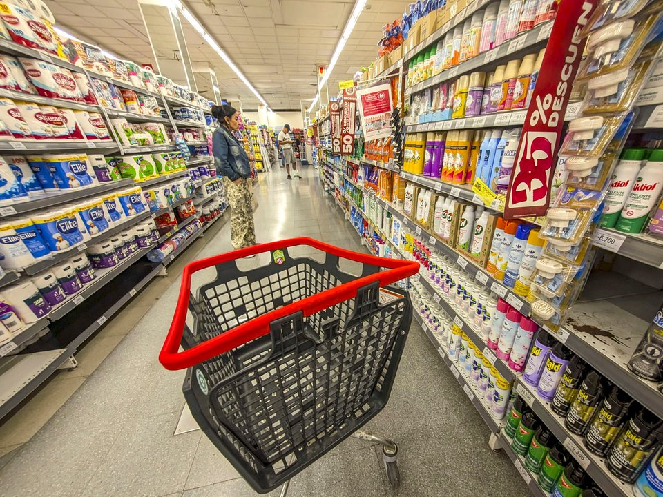 La inflación de septiembre subió al 1,9% y Milei igual lo celebró: “Seguimos domando” Changuito vacío en el pasillo de un supermercado, frente a góndolas de productos de limpieza