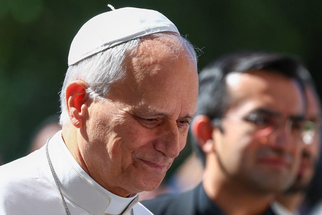 León XIV fue operado de un cáncer de pulmón y el Vaticano informó que la cirugía fue un éxito El papa León XIV, con solideo blanco, en una imagen de archivo