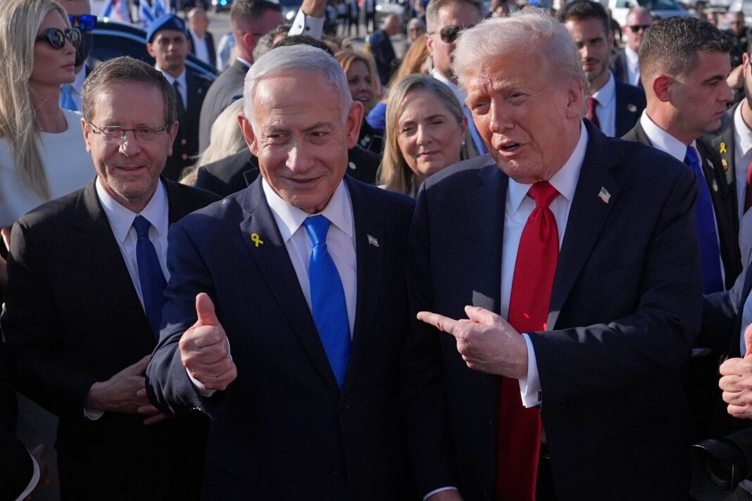 Benjamin Netanyahu levanta el pulgar junto a Donald Trump, que lo señala, rodeados de funcionarios
