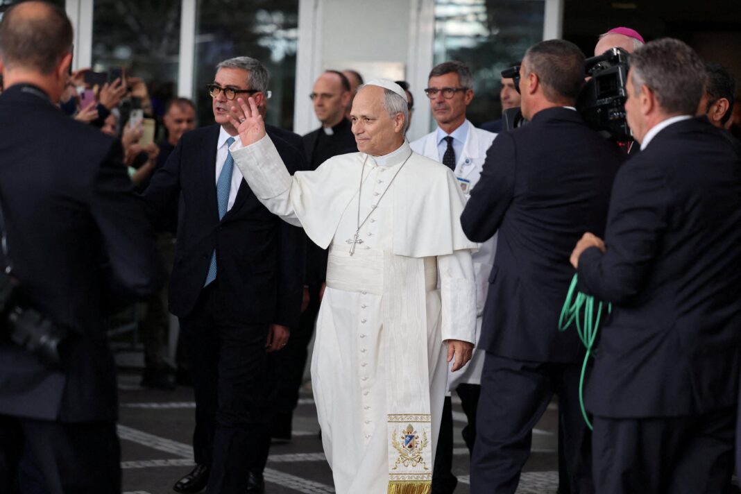 León XIV dejó el hospital y su viaje a la Argentina queda atado a la recuperación Una figura religiosa vestida de blanco saluda rodeada de colaboradores y fotógrafos