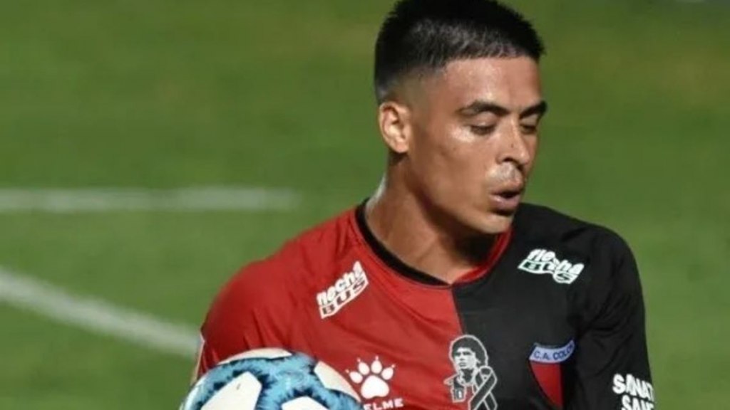 Brian Fernández, sin club: “Antes elegía dónde jugar, ahora ya no puedo” Brian Fernández con la camiseta rojinegra de Colón y la pelota en un partido